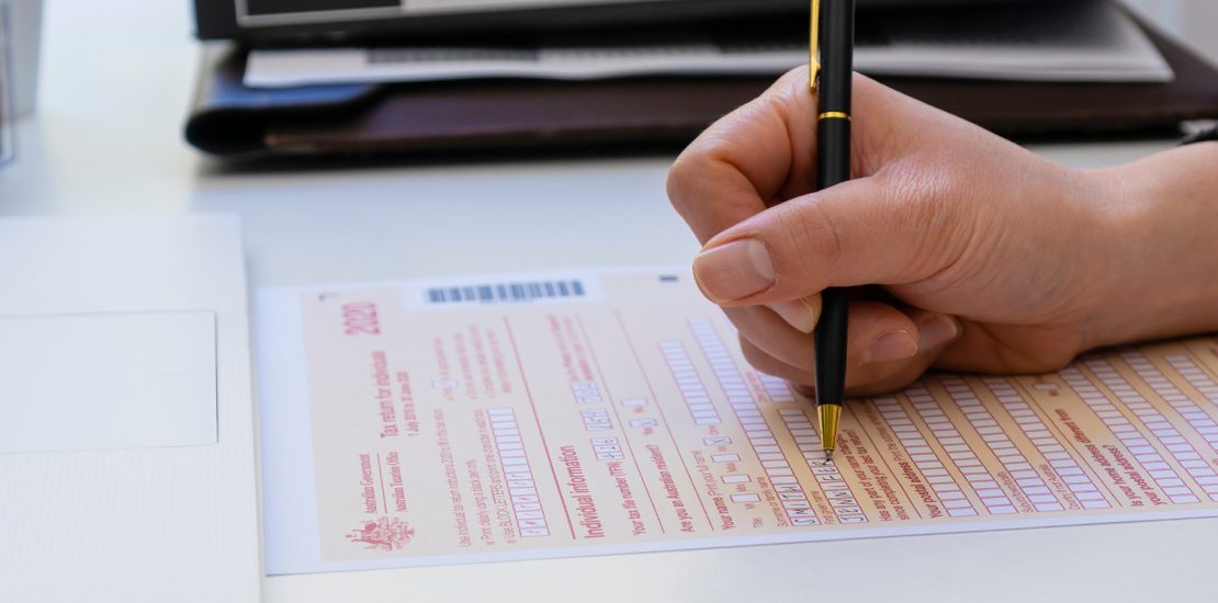 hand filling form
